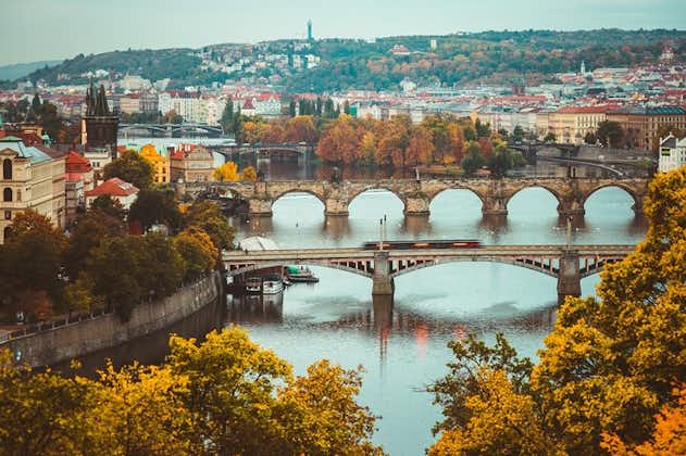 Privétransfer van Boedapest naar Praag met een stopplaats voor sightseeing in Kutna Hora