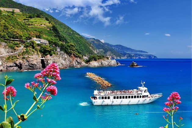Excursión guiada por Cinque Terre en monovolumen y barco