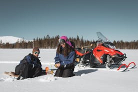 Lappish Lunch Break: motos de nieve, pesca en hielo y comida sabrosa