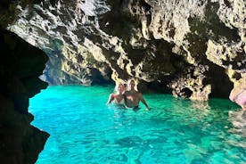 Caverna da Reserva Marinha Uncharted, mergulho com snorkel e passeio de caiaque no penhasco
