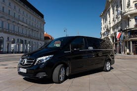 Trasferimento di lusso all'aeroporto di Varsavia Chopin con auto privata minivan