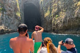 Privat motorbåt för besök på ön, den stora grottan och stranden på Karaburun