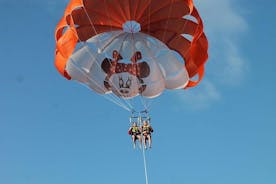 卡门港双人滑翔伞和摩托艇