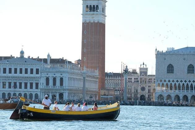 Kryssning i solnedgången i Venedig med typisk venetiansk båt