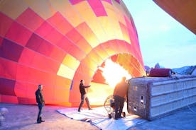 Cappadocia-jeepsafari met heteluchtballonwacht bij zonsopgang