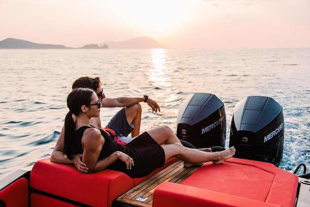 Ganztägige private Luxusbootstour auf drei griechischen Inseln