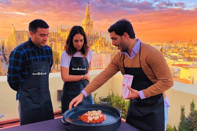 Paella kookcursus op het dak met rondleiding door de hoogtepunten van Sevilla