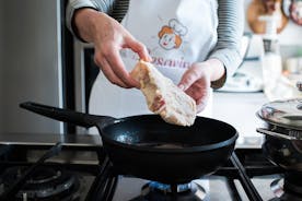 Privat madlavningskursus på en Cesarinas hjem med smagning i San Gimignano