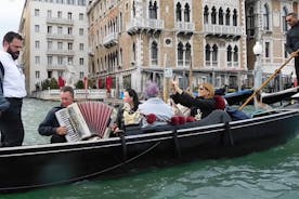 Yksityinen gondolimatka serenadin kanssa Venetsiassa