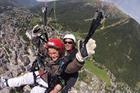 Akrobatischer Paragliding-Tandemflug über Chamonix