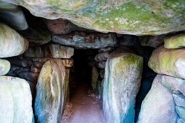 英国における魔術の 7 つの秘密: 古代の洞窟とストーンヘンジ