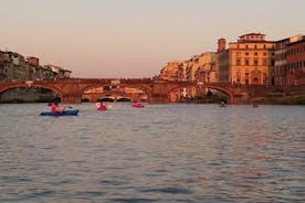 Kayak en el río Arno en Florencia bajo los Arcos de Pontevecchio