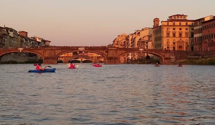 Kajakken op de rivier de Arno in Florence onder de bogen van Pontevecchio