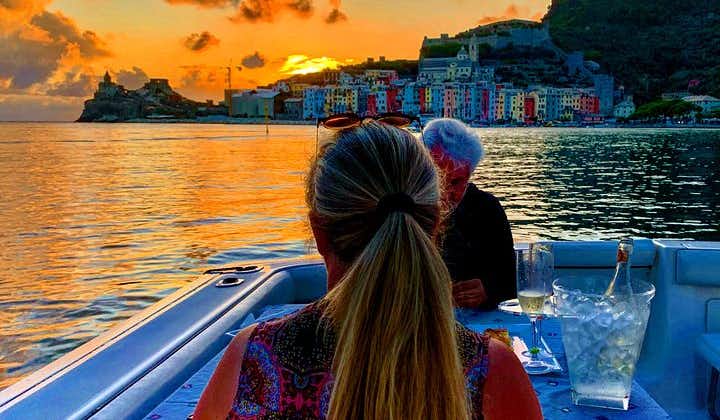 Excursion au coucher du soleil en bateau bleu dans les Cinque Terre