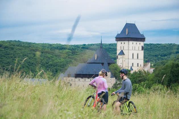 Excursion d'une journée en vélo électrique au départ de Prague : le puissant château de Karlstejn