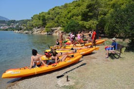 Kayak marittimo di Epidavros all'antico tour della città affondata, piccolo teatro antico