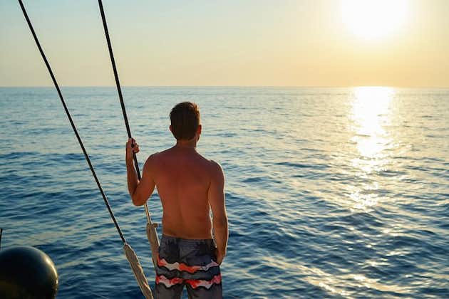 Escursione privata in barca a vela al tramonto dalla città di Rodi