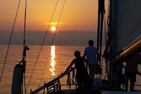 埃斯特波纳的日落帆船体验