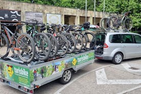 Taxi vélos transportant des vélos et des cyclistes de Santiago à Porto