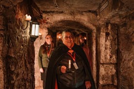 Pienryhmä Ghostly Underground Vaults -kiertue Edinburghissa