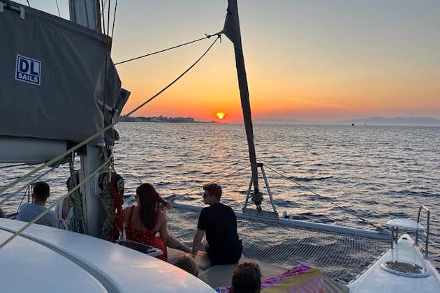 Croisière privée en catamaran au coucher du soleil au départ de Rhodes avec dîner et boissons