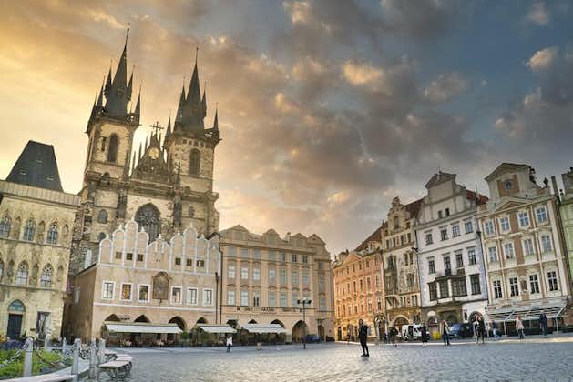 ランチとプラハからのカールステイン城ツアー付きのプラハのプライベートウォーキングツアー