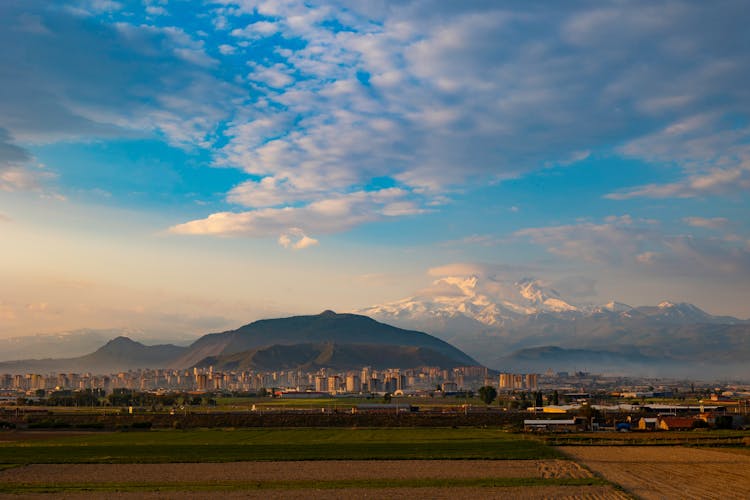 Photo of Kayseri city and Mount Erciyes at sunrise in the morning.