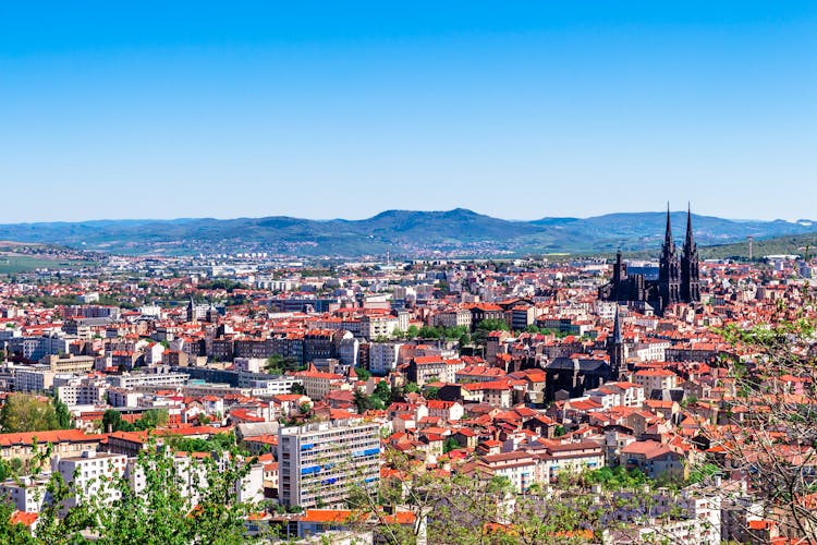 Photo of panoramic view of the city of Clermont-Ferrand with its cathedral.