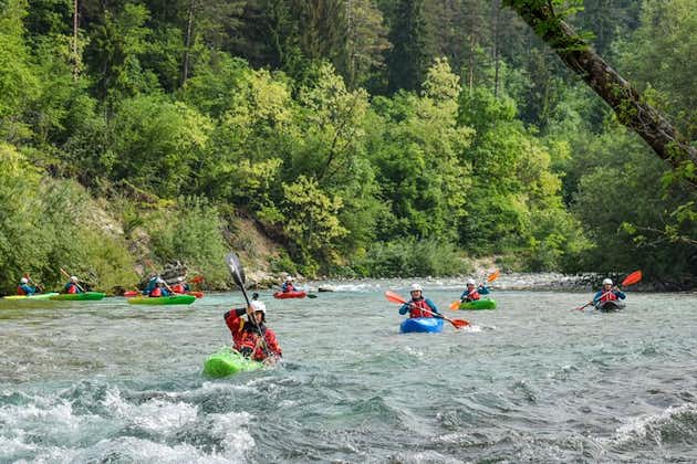 Kayak sur la rivière Emerald Soča