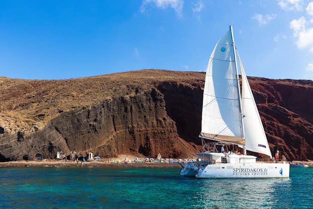 Privat seglingskatamaran i Santorini med BBQ-måltid och drycker