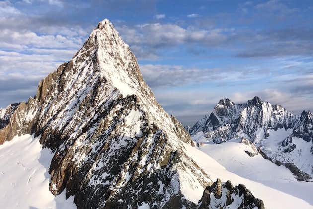 Excursão privada de helicóptero pelos Alpes Suíços sobre picos de montanhas cobertos de neve e geleiras