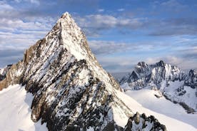 Yksityinen Sveitsin Alppien helikopterikierros lumipeitteisten vuorenhuippujen ja jäätiköiden yli