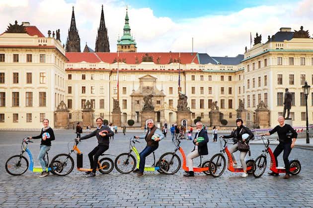 プラハ：電動スクーターと電動自転車のガイド付きライブ ツアー