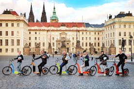 プラハ：電動スクーターと電動自転車のガイド付きライブ ツアー