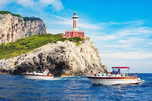 Capri: tour in barca per piccoli gruppi di un'intera giornata da Sorrento
