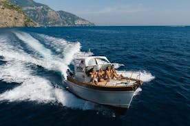 Capri Boat Tour fra Sorrento Classic båd