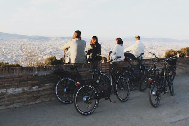 Tour privato in bici a Barcellona, arte di Gaudì e quartieri medievali con guida locale