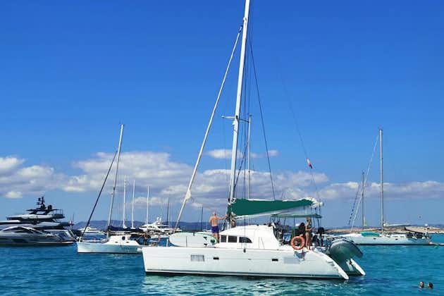 私人双体船伊维萨岛和福门特拉岛全日游