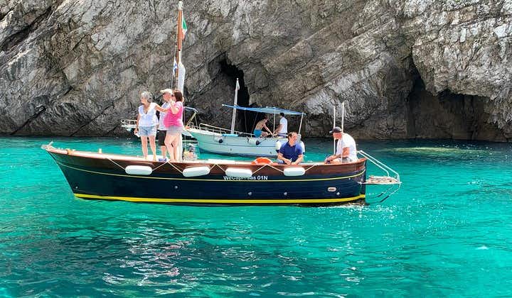 Boat Tour in Capri Italy