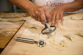 Privat Pasta & Tiramisu-klass på ett Cesarinas hem med provsmakning i Arezzo