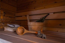 Traditionele Finse brandhoutsauna en hot tub