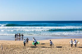 Grupp surflektion i Costa da Caparica Lissabon