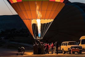 Luftballongflygning över Fairy Chimneys i Kappadokien
