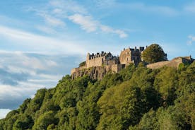 Tour privato di un giorno al Castello di Stirling e al Loch Lomond in monovolume di lusso