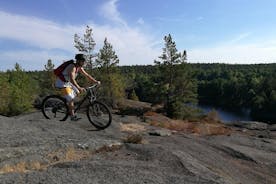 Ciclismo de montaña en grupos pequeños en los bosques de Estocolmo para principiantes