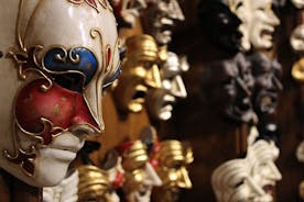 Aula de criação de máscaras do Carnaval de Veneza