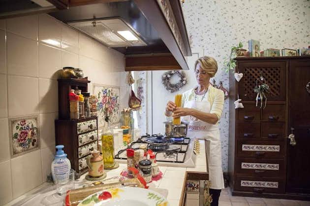 Esperienza culinaria nella casa di un locale di Ostuni con show cooking
