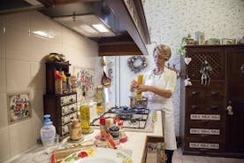 Experiencia gastronómica en la casa de un local en Ostuni con cocina en vivo
