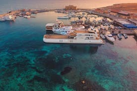 Tour privato in barca di mezza giornata Cipro Notte con fuochi d'artificio