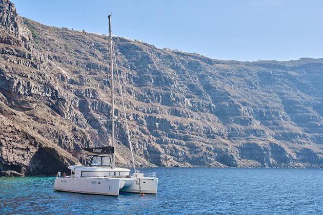 Santorini: Luksus Caldera Catamaran Cruise med måltid og drikkevarer